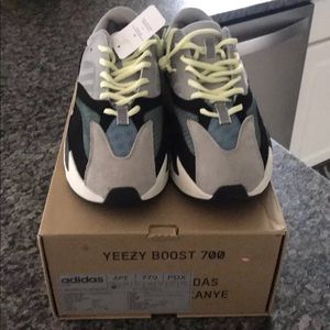 🔹Adidas yeezy boost 700 waverunner size 10🔹